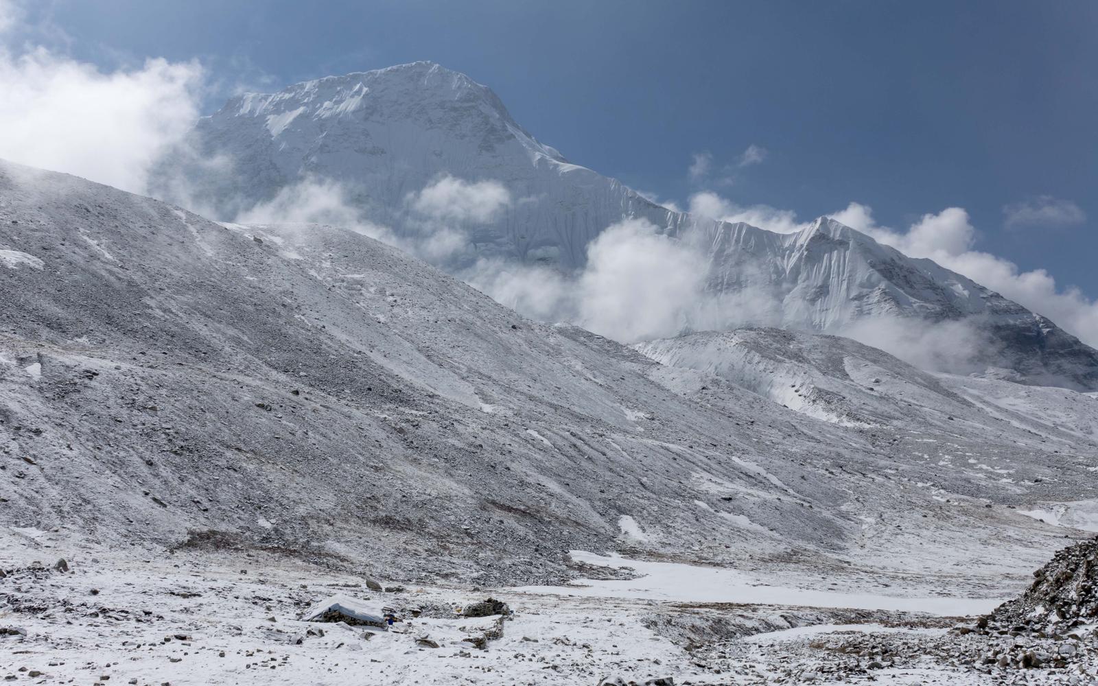 Descend to Seto Pokhari (5,035m)