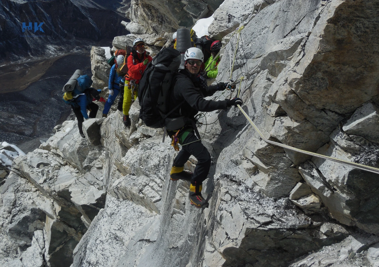 crossing-ama-dablam-ridge