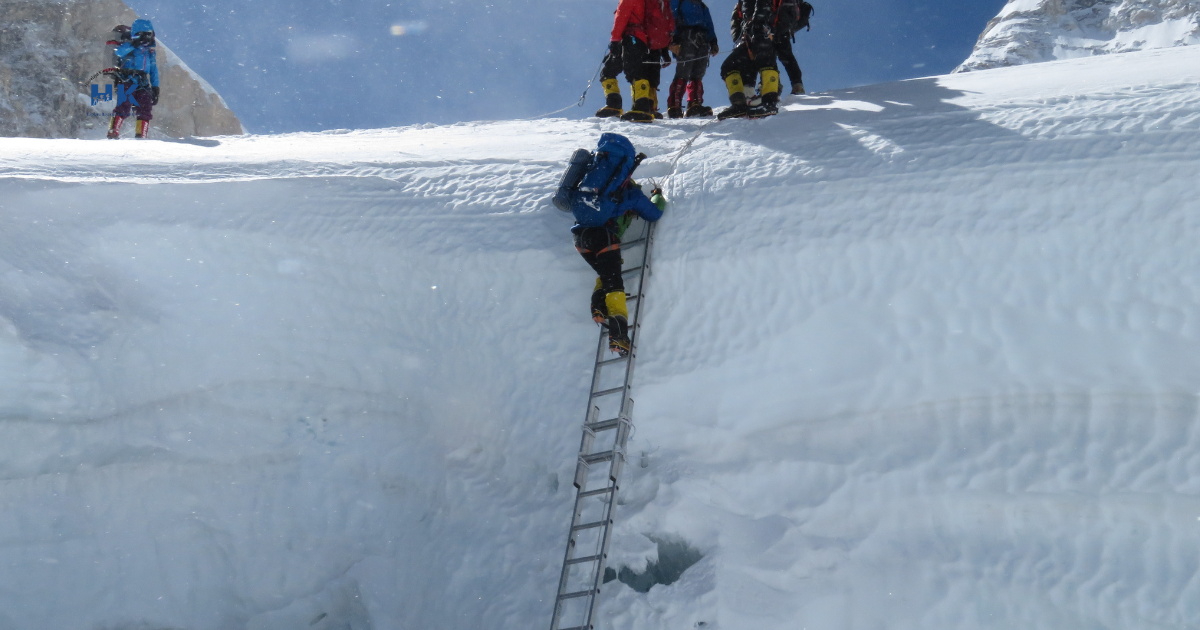 climbing-icewall-everest